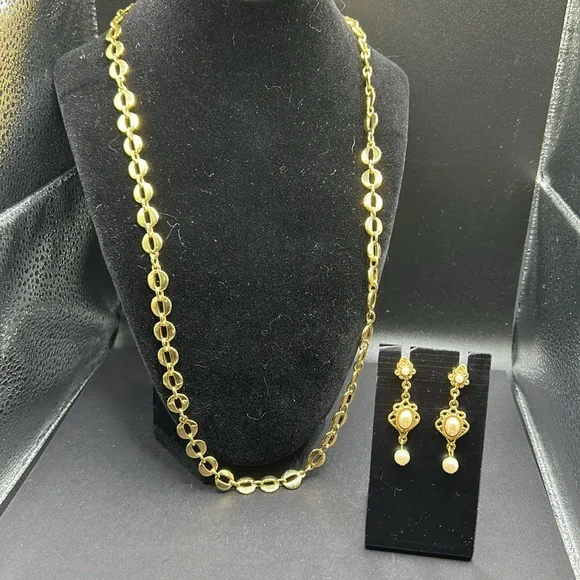 Vintage jewelry box with jewelry selection. Earring, necklaces, ring, etc. - Picture 7 of 16